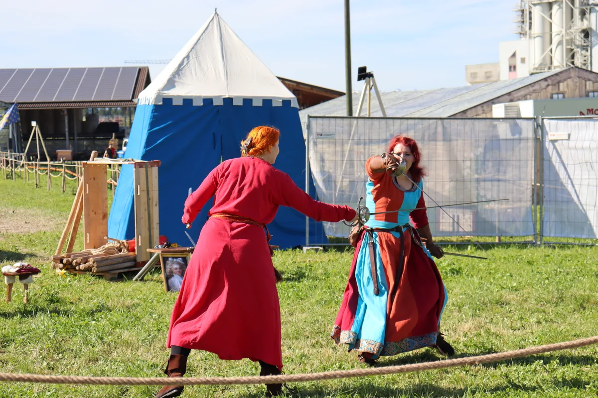 Zwei Frauen machen einen Schaukampf